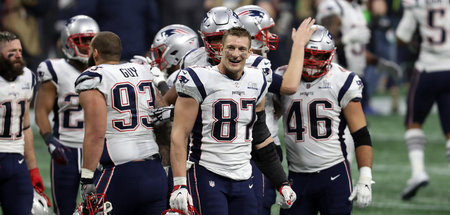 Hechtsprung für die Ewigkeit: Rob Gronkowski (Nr. 87) nach seine... Hechtsprung für die Ewigkeit: Rob Gronkowski (Nr. 87) nach seine...