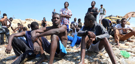 Migranten an der Küste von Tagiura in Libyen – vor dem Transport...
