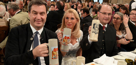 Gut unterhalten: Ministerpräsident Markus Söder nebst Gattin Kar...