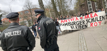 Schüler verschiedener Schulen stehen mit Solidaritätsbekundungen...