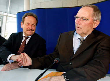 Ver.di-Chef Frank Bsirske (l.) und Bundesinnenminister Wolfgang ...