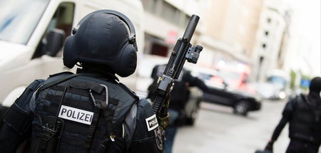 Machen nun auch Berliner Klubs unsicher: Ein Beamter der Berline... Machen nun auch Berliner Klubs unsicher: Ein Beamter der Berline...