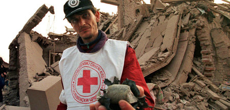 Ein Mitarbeiter des jugoslawischen Roten Kreuzes mit einem Schra...