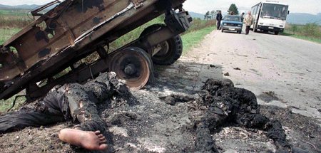 Krieg als Präzedenzfall: Bombardierter ziviler Konvoi im Dorf Be...