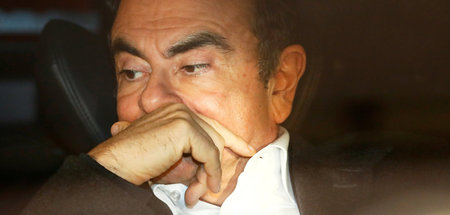 Der frühere Renault-Chef Carlos Ghosn verlässt das Büro seines A...