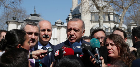 Erdogan spricht nach Wahlniederlage zu Journalisten in Istanbul 