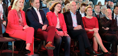 Rote Klamotten machen noch keine rote Politik: SPD-Chefin Andrea...