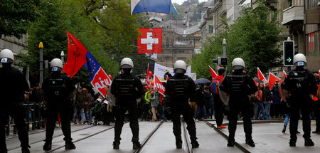 Schweizer Polizisten während einer Demonstration am 1. Mai 2018 ...