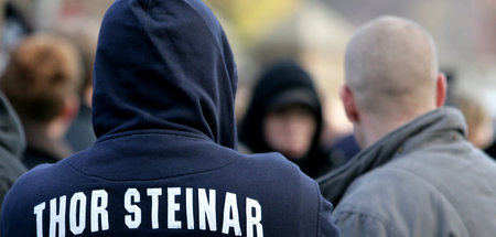 Neonazis in szenetypischer Kleidung (Archivbild)