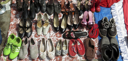 Reicht das Geld für ein zweites paar Schuhe? Flohmarkt in Sankt ... Reicht das Geld für ein zweites paar Schuhe? Flohmarkt in Sankt ...