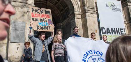 Vor dem Naturkundemuseum wurde während der Pressekonferenz auf d... Vor dem Naturkundemuseum wurde während der Pressekonferenz auf d...