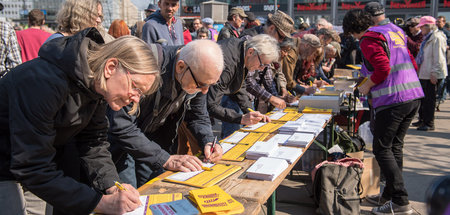 Großer Andrang: Beginn der Unterschriftensammlung für das Volksb...