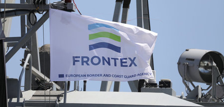 Eine Frontex-Fahne weht auf einem italienischen Militärschiff (2...