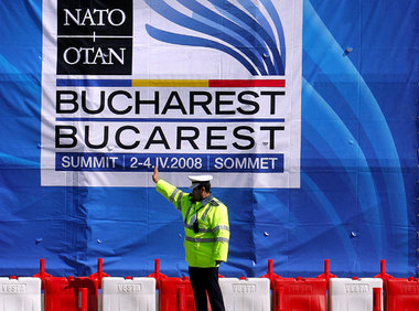Stopp, Gipfel! Am Vorabend des NATO-Treffens in Bukarest