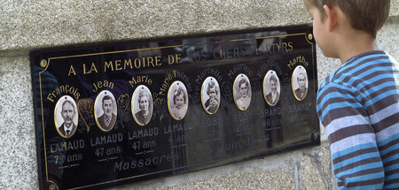 Gedenktafel auf dem Friedhof von Oradour-sur-Glane nahe Limoges ...