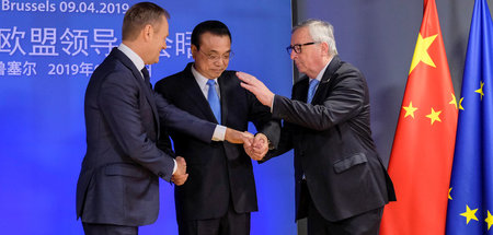 Donald Tusk, Li Keqiang und Jean-Claude Juncker (v.l.) in Brüsse...