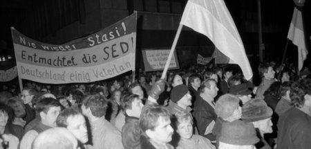 Nach der zunächst friedlich verlaufenen Demonstration vor der Ze...