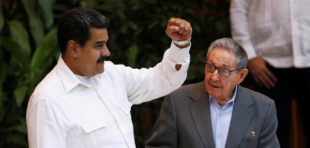 Raúl Castro (rechts) unterstützt den venezolanischen Präsidenten