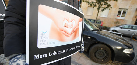 Eine Abtreibungsgegnerin demonstriert vor einer Beratungsstelle ... Eine Abtreibungsgegnerin demonstriert vor einer Beratungsstelle ...