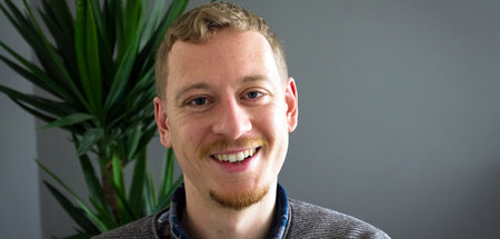 Trotz Gerichtsfarce ein Lächeln: Max Zirngast am Vortag des Proz...