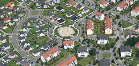 Einfamilienhäuser neben Mehrfamilienhäusern im Süden von Berlin ... Einfamilienhäuser neben Mehrfamilienhäusern im Süden von Berlin ...