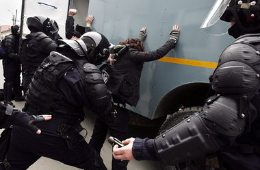 Durchsuchung von Anti-NATO-Demonstranten am Mittwoch in Bukarest