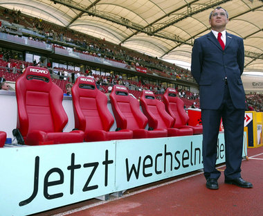 In Patras wurde Felix Magath in komplett anderem Outfit für Olym...