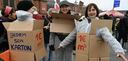 Günstig, aber wohl doch keine Lösung: Demonstration gegen Wohnun...