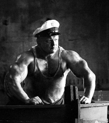 Der Kumpeltyp, der dir im Fitneßstudio zuruft: »Ey Kollege, leg ...
