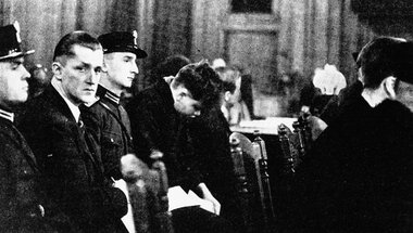 Ernst Torgler (l.) im Dezember 1933 vor dem Reichsgericht