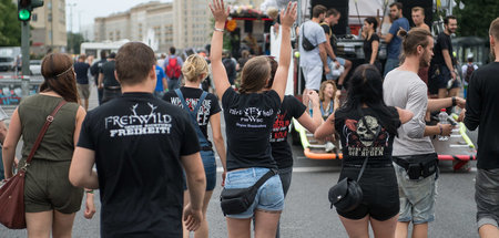 Teilnehmer der Berliner Technoparade »Zug der Liebe« tragen T-Sh...