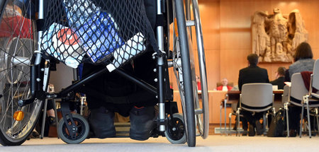 Ein Rollstuhlfahrer nimmt am Montag an der Sitzung des Bundesver