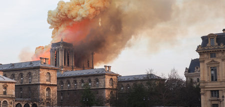 Rauchsäule über Notre-Dame am Montag abend in Paris