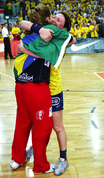 Freude auf dänisch: Katrine Fruelund (r)