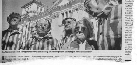 Vor dem neueröffneten Reichstagsgebäude protestieren ehemalige K...