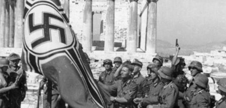 Trauma für Griechenland: Soldaten der Wehrmacht hissen Reichskri...