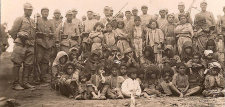 Historische Aufnahme von türkischen Soldaten mit gefangengenomme...