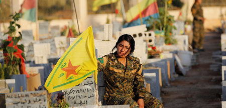 Eine Kämpferin der »Demokratischen Kräfte Syriens« auf einem Fri...