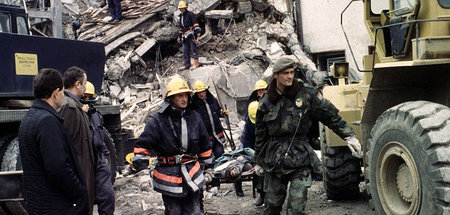 Aufräumarbeiten nach der Bombardierung des USCE-Hochhauses in Be...