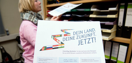 Nicht viel zu tun: Eine »Rückkehrberaterin« sortiert Infomateria...