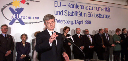 »Gezielte Kriegslügen«: Joseph Fischer bei einer Konferenz nahe ...