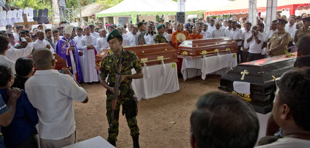 Soldaten bewachen eine Trauerfeier für Opfer des Attentats vom O...