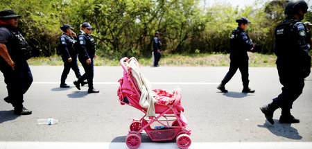 Zurück bleiben Kleidung, Koffer und Kinderwagen: nach dem Polize...