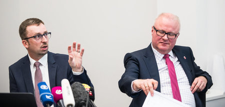 Ermittlungsleiter Armin Wolf (l.) und Finanzminister Thomas Schä...