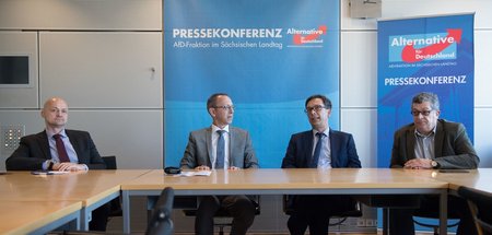 André Wendt (l.) auf einer AfD-Pressekonferenz im Sächsischen La...
