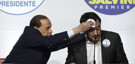 Silvio Berlusconi (l.) bietet sich schon einmal für eine Koaliti...