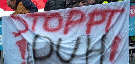 Sündenbock gefunden: Ein Banner während einer Demonstration gege...