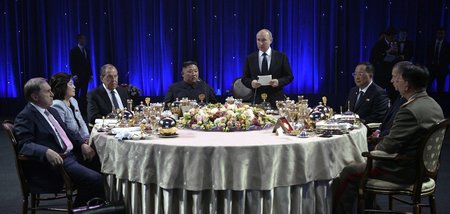 Russlands Präsident Wladimir Putin mit den Gästen aus Nordkorea ...