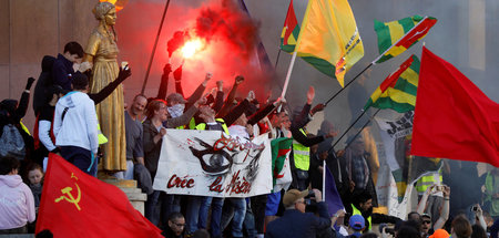 Gelbwesten demonstrieren am 30. März in Paris. Es war ihr 20. Ak...