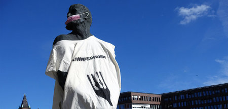 Das Störtebeker-Denkmal in Hamburg mit dem Symbol der hungerstre...